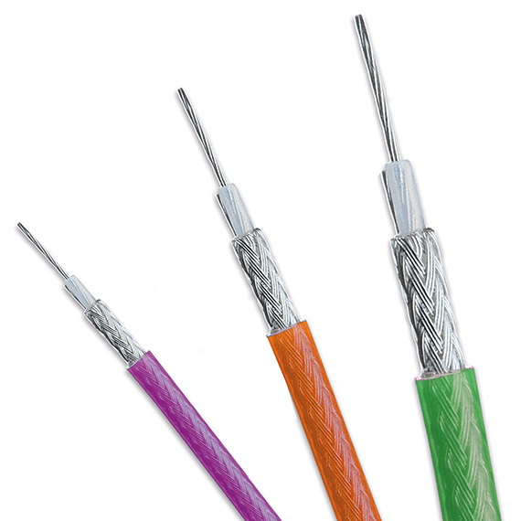 Drei Kabelmuster der Abisoliermaschine ST215W in drei verschiedenen Farben